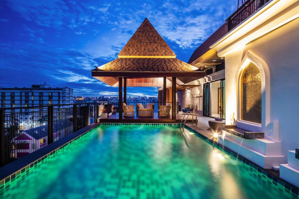 room with private pool
