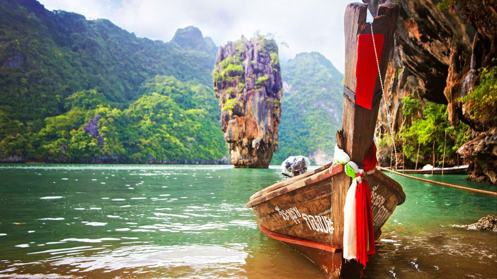 Long boat at Jame Bond Island