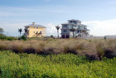 Luxury Florida Rentals (image: pixabay.com/photos/beach-home-ocean-front-florida-1636415